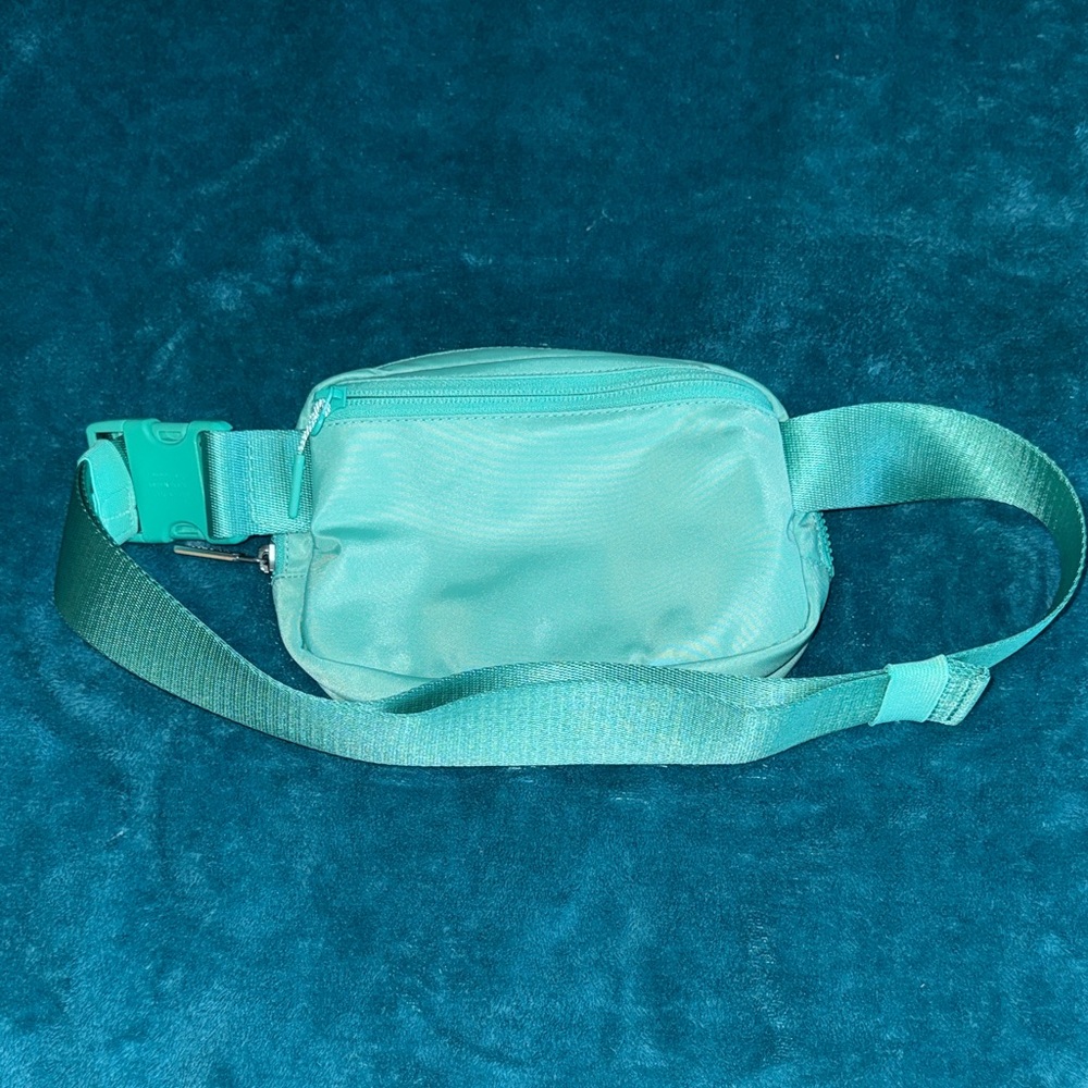 Lululemon Everywhere Belt Bag 1L in Paradise Green - Picture 7 of 7
